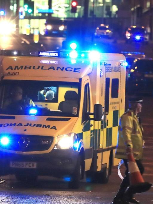Ein Rettungswagen steht nach dem Anschlag in Manchester vor der Manchester Arena.