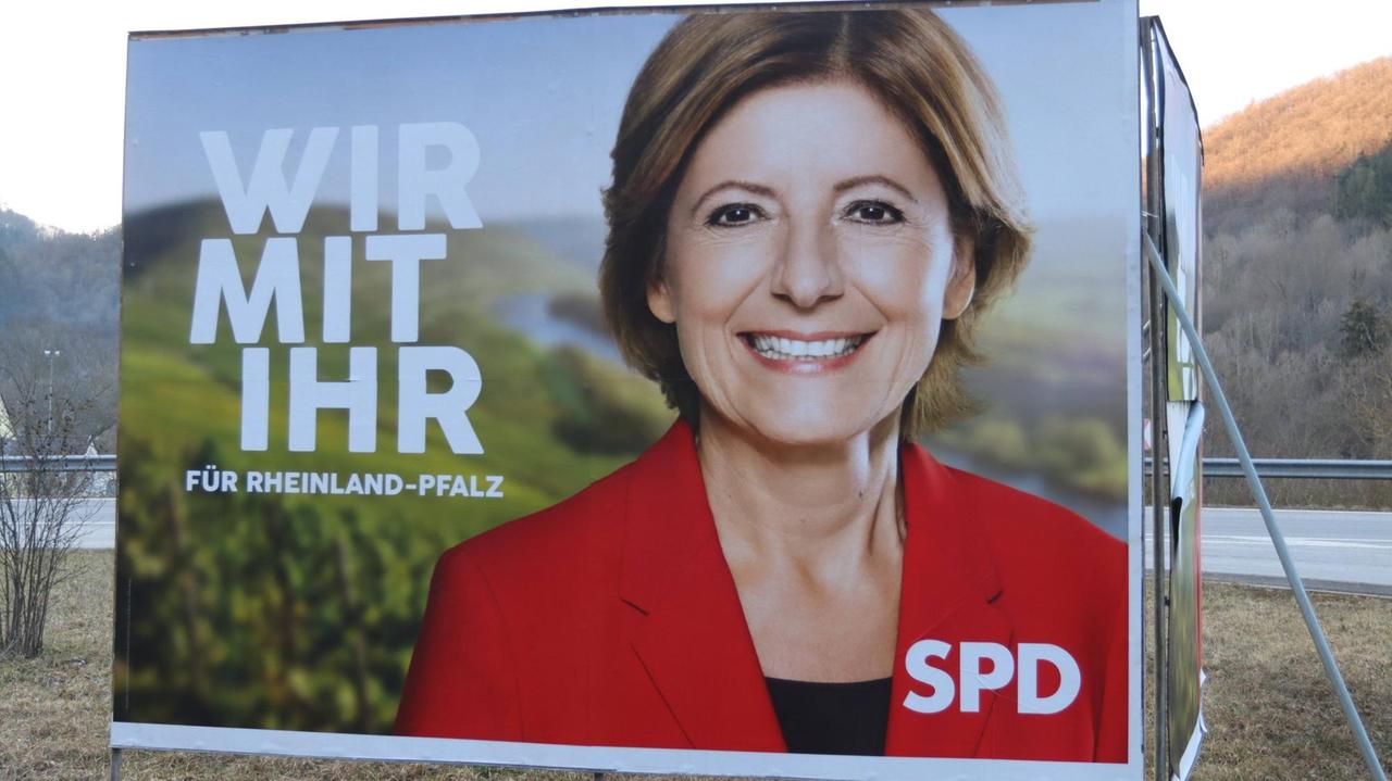 Ein Wahlplakat mit Malu Dreyer, auf dem steht "Wir mit ihr"