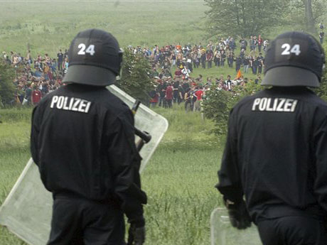 Polizisten stehen in der Nähe von Heiligendamm Globalisierungskritikern gegenüber.