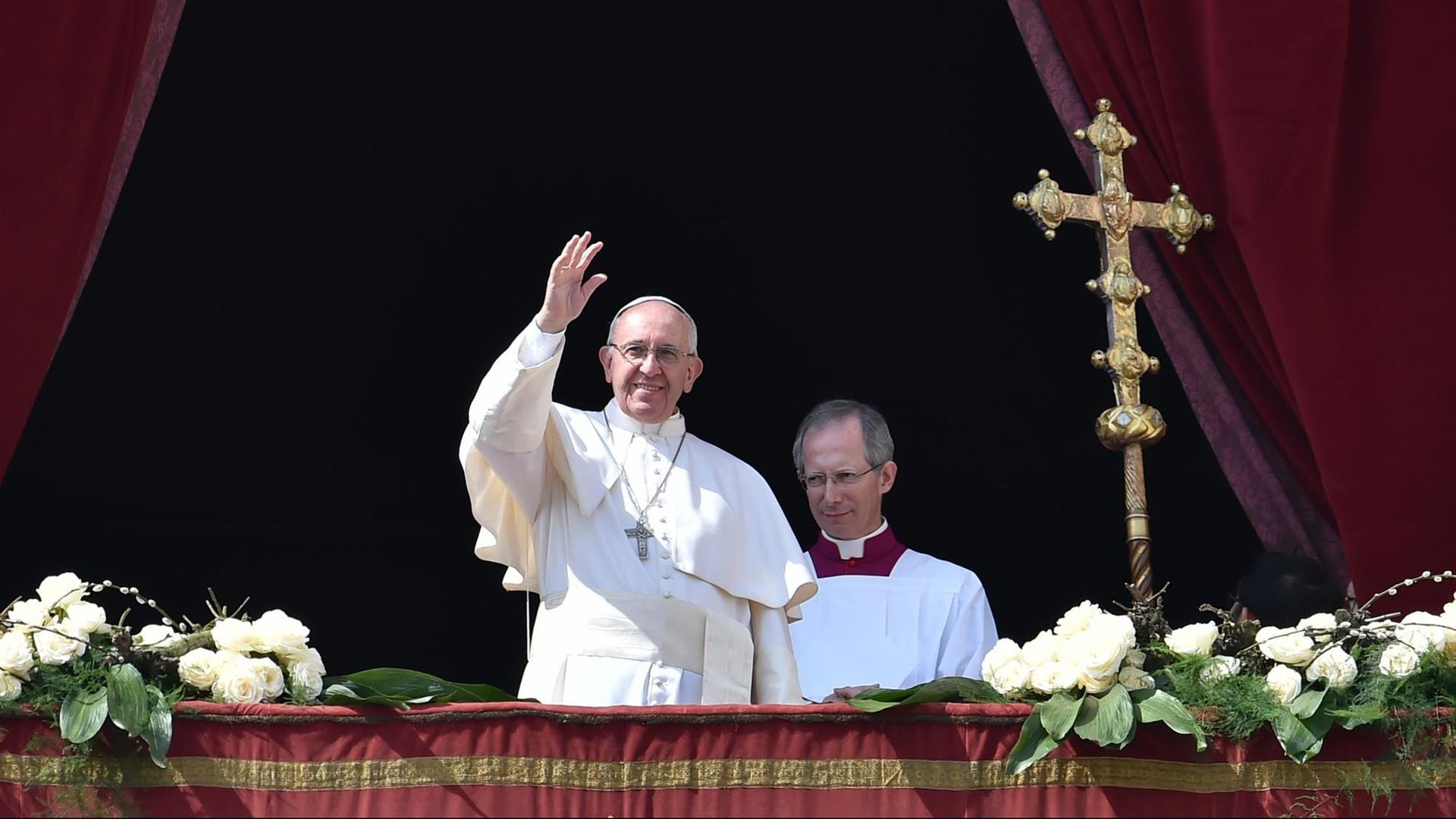 Papst Franziskus spendet am Ostersonntag den Segen "Urbi et Orbi" vom Petersdom im Rom aus.