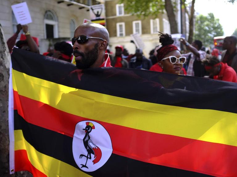 Demonstrierende unterstützen den ungandischen Politiker Robert Kyagulanyi Ssentamu, auch bekannt als Bobi Wine. 23.8.18, London, Downing Street