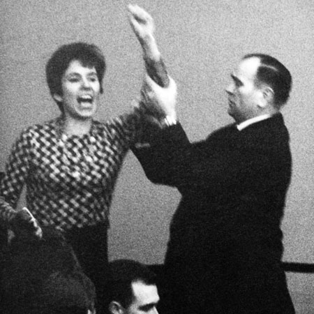 Beate Klarsfeld beschimpft 1968 im Bundestag Kanzler Kiesinger als "Nazi" und Verbrecher"