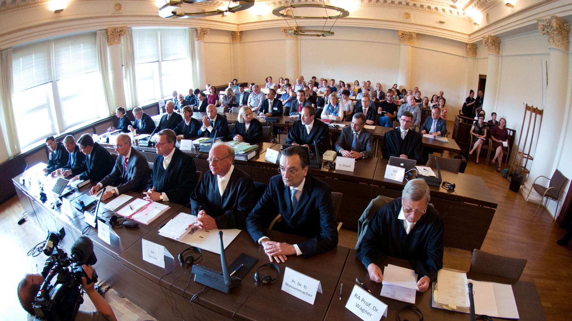 Der frühere Vorstandschef und Ex-Finanzchef der HSH Nordbank, Dirk Jens Nonnenmacher, kommt am 24.07.2013 in den Sitzungssaal zu seinem Prozess vor dem Landgericht in Hamburg. Nonnenmacher und fünf weitere Vorstandsmitglieder müssen sich vor der 8. Großen Der frühere Vorstandschef und Ex-Finanzchef der HSH Nordbank, Dirk Jens Nonnenmacher, kommt am 24.07.2013 in den Sitzungssaal zu seinem Prozess vor dem Landgericht in Hamburg. Nonnenmacher und fünf weitere Vorstandsmitglieder müssen sich vor der 8. Großen