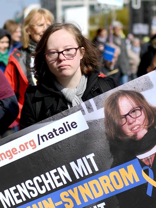 Die Kölner Aktivistin Natalie Dedreux (M.), die mit dem Down-Syndrom lebt, nahm in Berlin an der Demonstration gegen Gen-Tests für Schwangere teil.