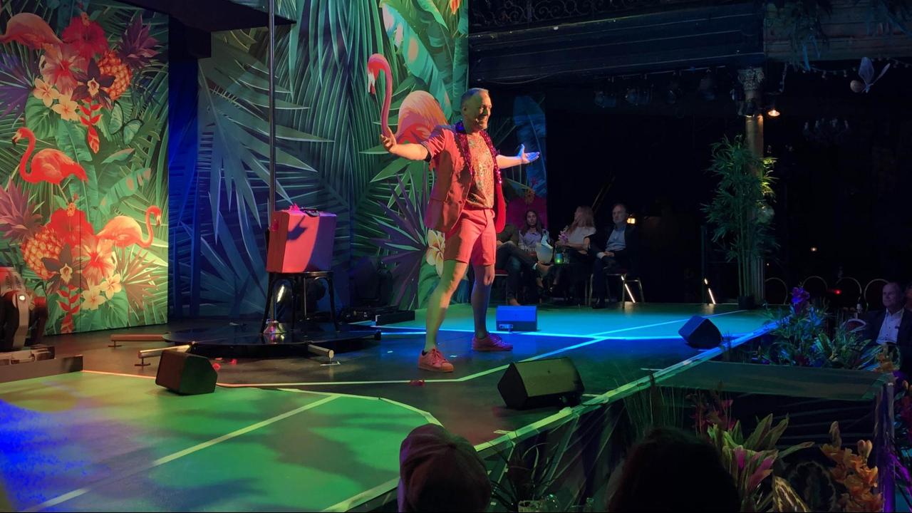 Sänger Nik Breidenbach auf der Bühne im Tivoli

