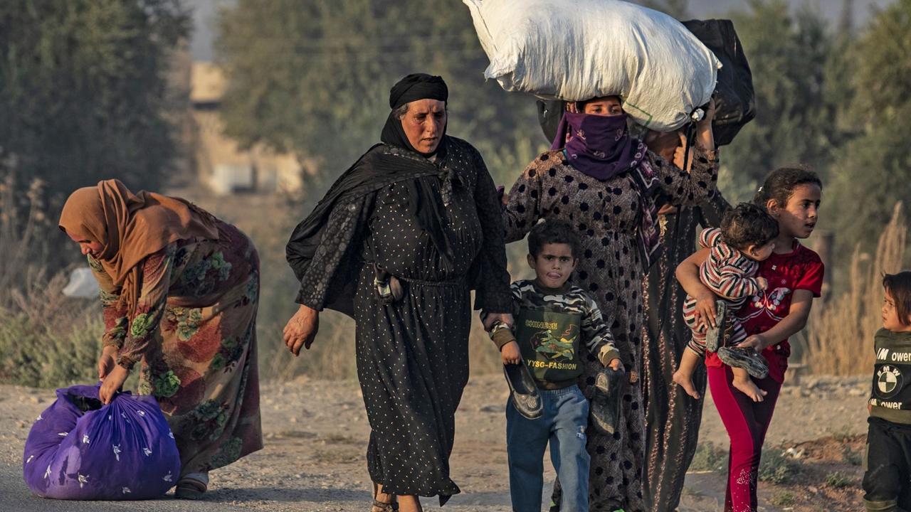 Syrische Araber und kurdische Zivilisten auf der Flucht vor Bombenangriffen durch die Türke in der syrischen Stadt Ras al-Ain, 9.10.2019