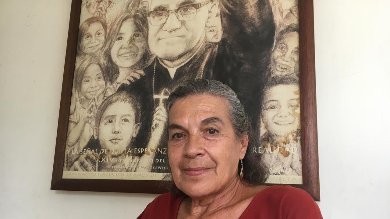Marisa Martínez, Chefin der Romero-Stiftung, verehrt Romero im Gegensatz zu ihrem Bruder Roberto, der  den Mord an dem Erzbischof organisierte.