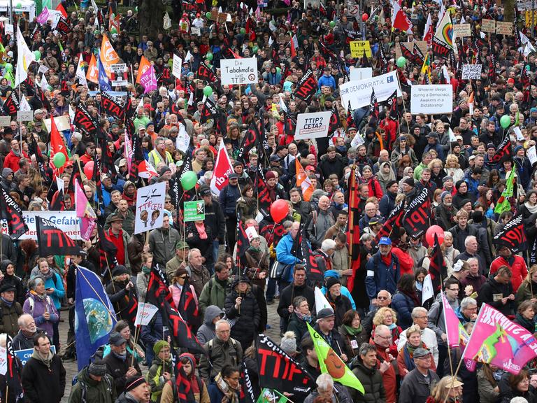 Tausende Demonstranten protestieren in Hannover gegen das transatlantische Freihandelsabkommen TTIP.