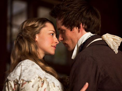 Cosette (Amanda Seyfried) verliebt sich im revolutionären Paris in den Studenten Marius (Eddie Redmayne).
