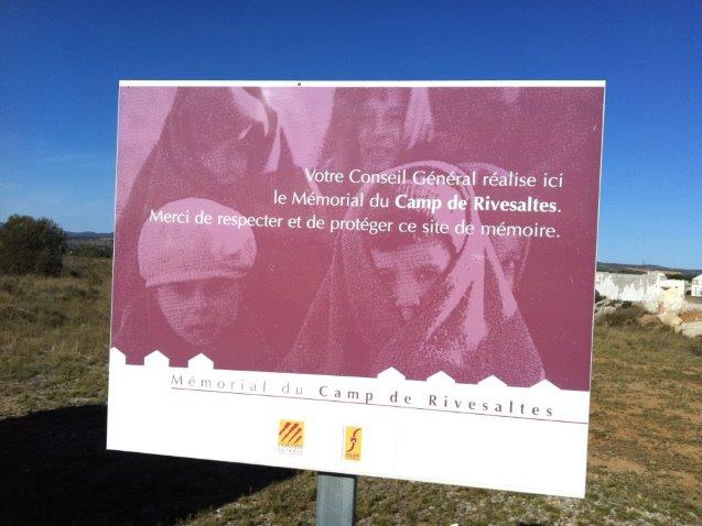 Ein Schild auf dem Gelände "Camp de Rivesaltes"