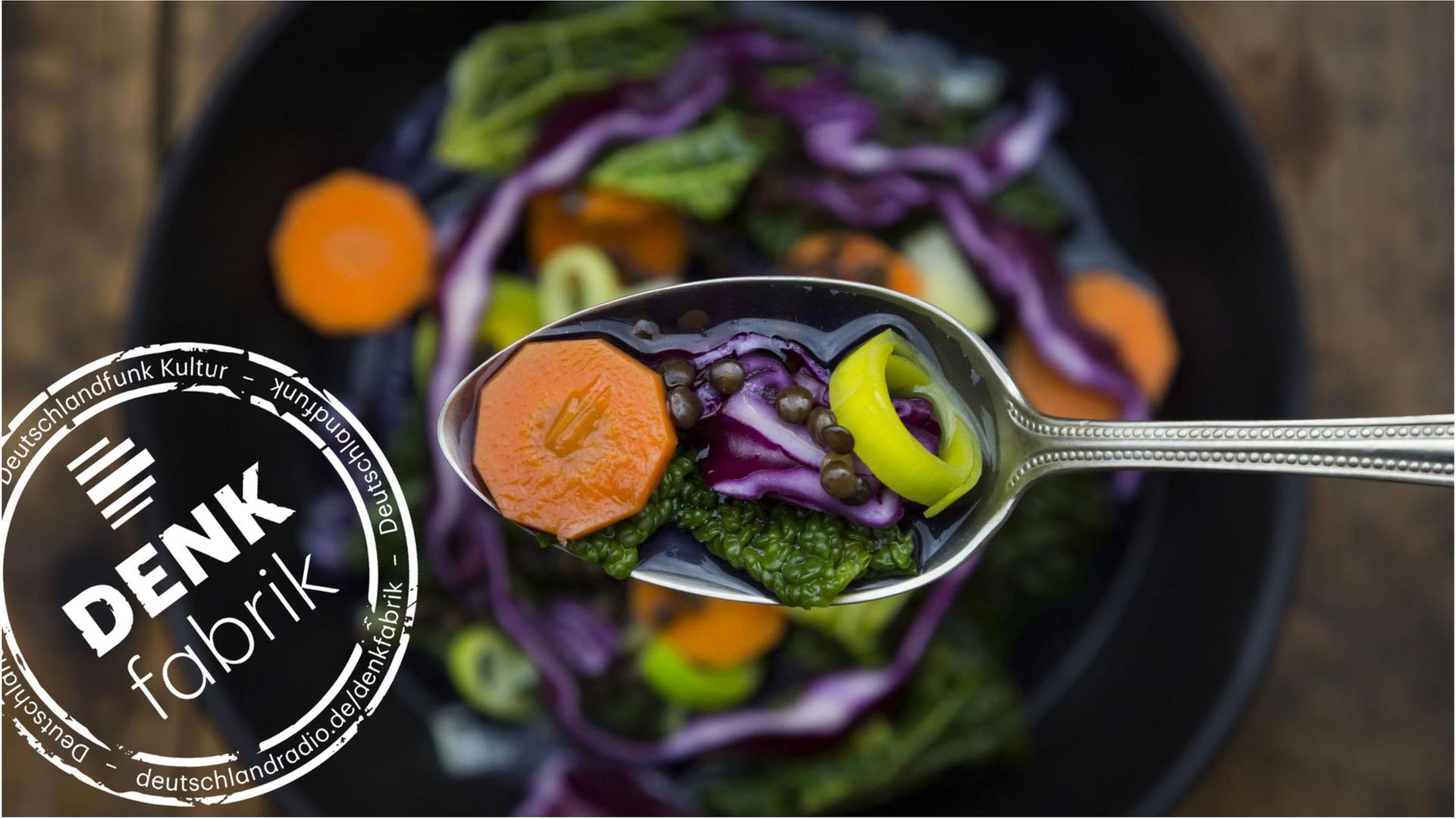 Ein Löffel Wirsingeintopf mit Gemüsen und Linsen, im Hintergrund der ganze Teller mit der Suppe.