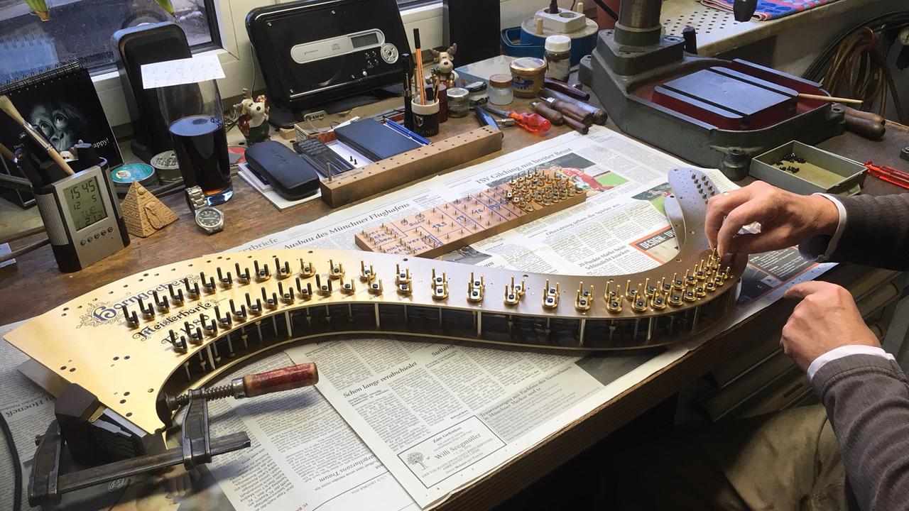 In der Werkstatt des Harfenbauers Horngacher werden Instrumente für Orchester aus aller Welt produziert.
