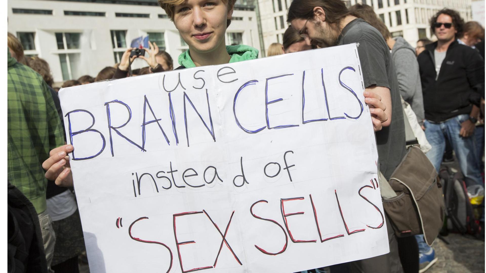 "Use Brain cells instead of sex sells" steht am 01.09.2013 am Pariser Platz in Berlin auf einem Plakat.
