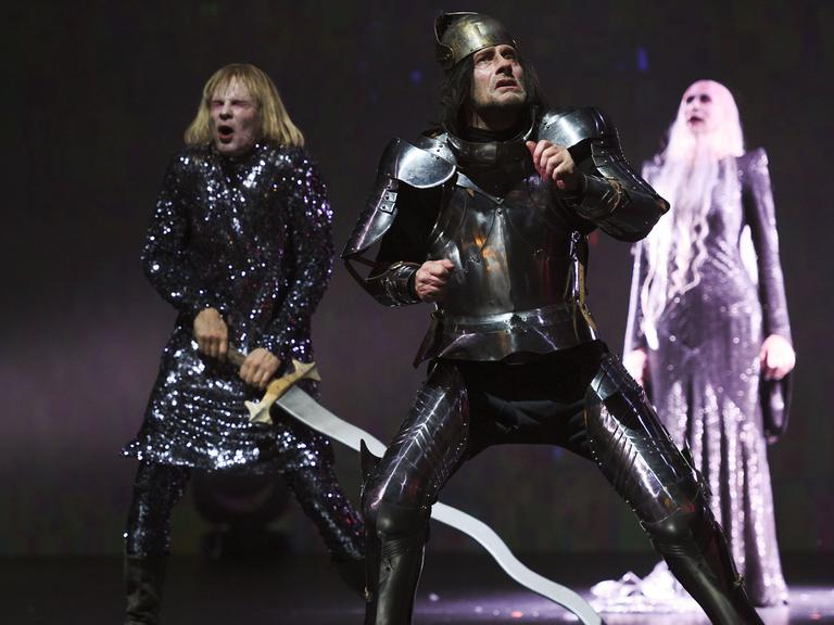 Herbert Fritsch inszeniert "King Arthur" am Opernhaus Zürich mit viel Klamauk und Wolfram Koch als Arthur, Jan Bluthardt als Aurelius und Corinna Harfouch als Merlin.