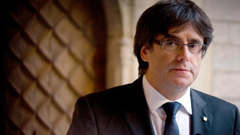 Der katalanische Regierungschef Carles Puigdemont gibt am 26.10.2017 im Palau Generalitat in Barcelona (Spanien) eine Erklärung ab.