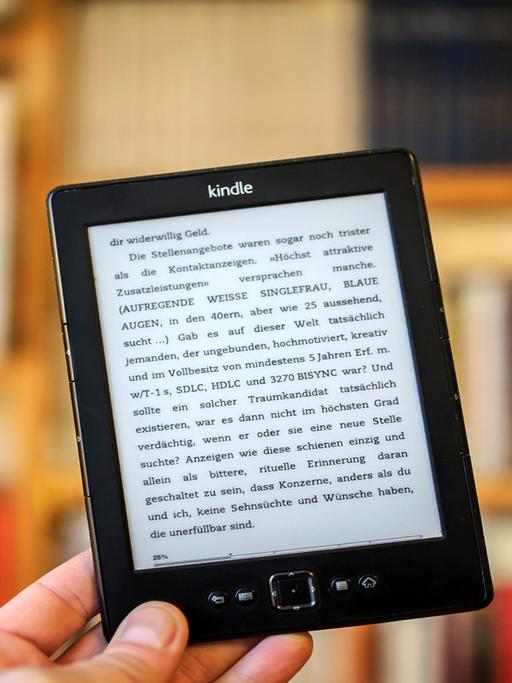 Kindle-Lesegerät in einer Bibliothek: Ladenhüter gibt es auch im E-Book-Bereich, ziemlich viele sogar.