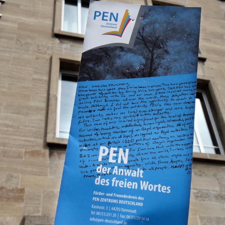 Ein Informationsblatt wird am 26. April 2017 vor die Geschäftsstelle des deutschen PEN-Zentrums im Literaturhaus in Darmstadt gehalten