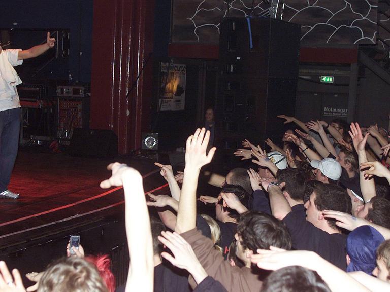 Der Rapper Curse 2006 bei einem Konzert in Lahr.