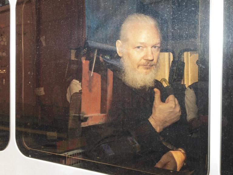 Wikileaks-Gründer Julian Leaks kommt am 11. April 2019 von der Polizei eskortiert am Gericht Westminster Magistrates Court in London an, wo über einen Auslieferungsantrag gegen ihn verhandelt wird.