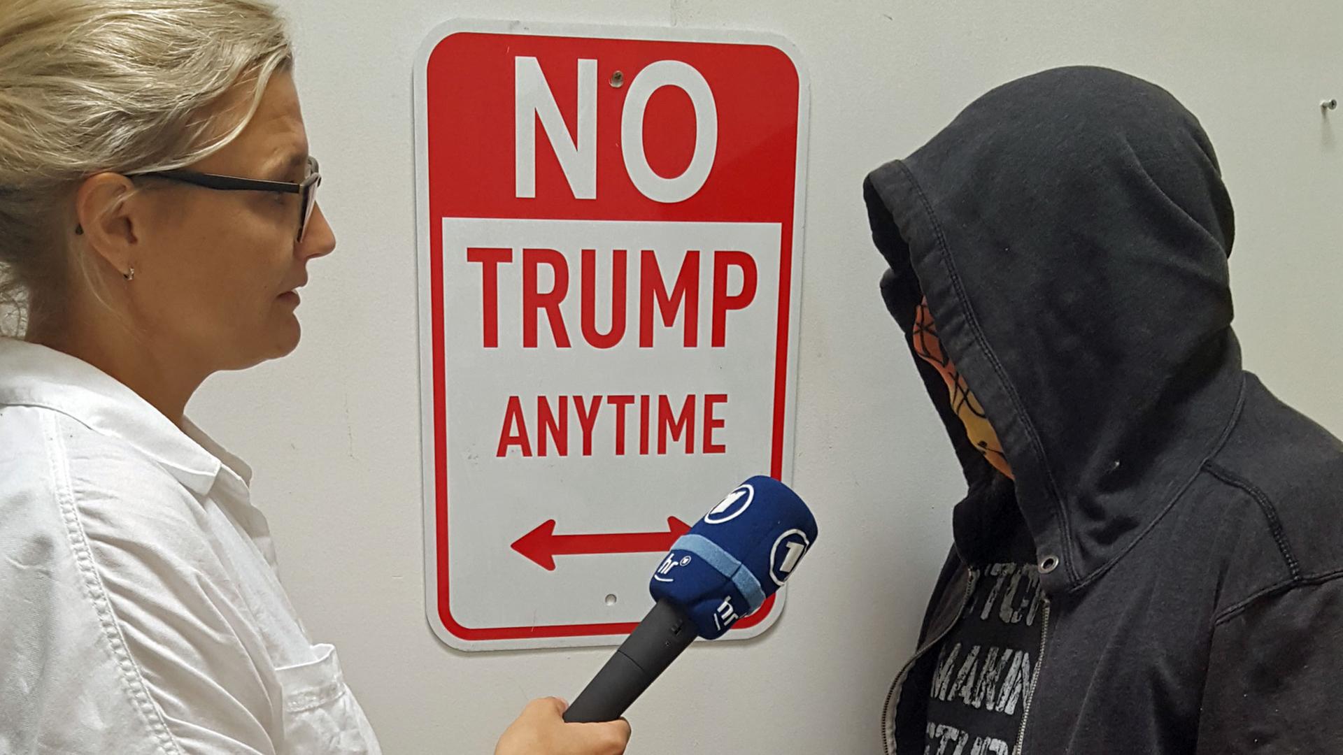Kunstaktion "No Trump Anytime": Der US-Künstler Plastic Jesus im Gespräch mit ARD-Hörfunkkorrespondentin Nicole Markwald.