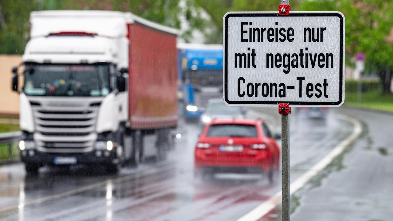 Ein Schild mit der Aufschrift "Einreise nur mit negativen Corona-Test" steht an der deutsch-tschechischen Grenze.