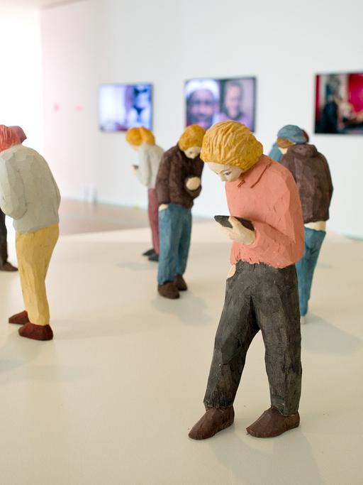 Das Kunstwerk "Social Network" von Peter Picciani in der Ausstellung «Hamster-Hipster-Handy. Im Bann des Mobiltelefons» im Museum für Angewandte Kunst in Frankfurt am Main; Aufnahme vom April 2015