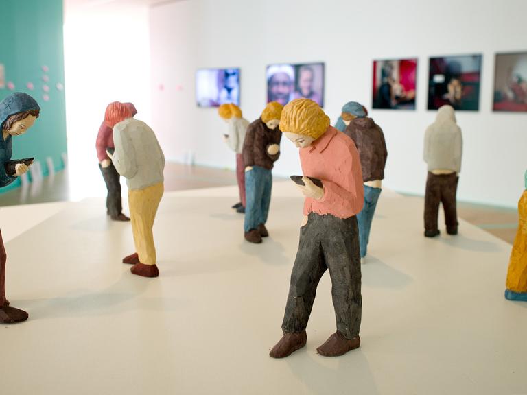 Das Kunstwerk "Social Network" von Peter Picciani in der Ausstellung «Hamster-Hipster-Handy. Im Bann des Mobiltelefons» im Museum für Angewandte Kunst in Frankfurt am Main; Aufnahme vom April 2015