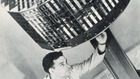 Der Satellit Tiros-2 bei Tests vor dem Start