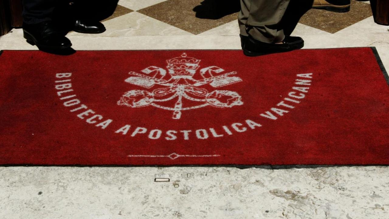 Eine rote Fußmatte liegt am Eingang der Bibliothek des Vatikans