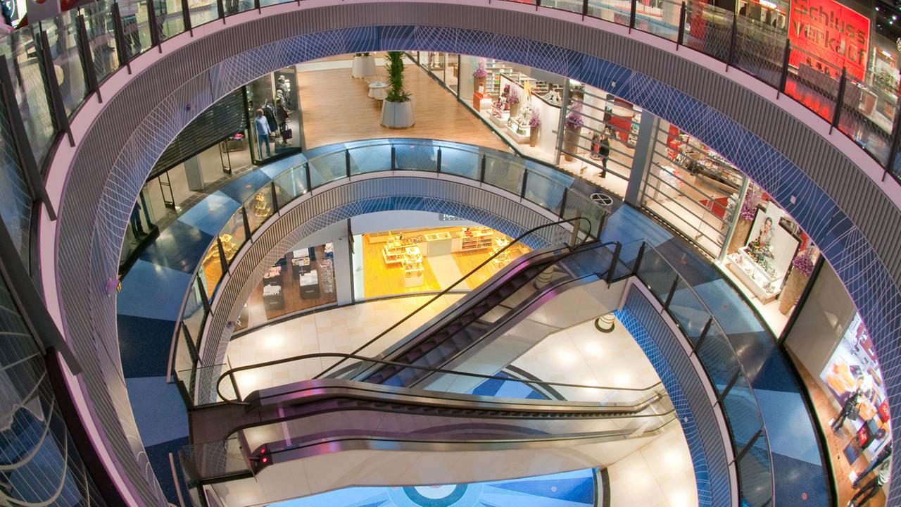 Blick auf mehrere Rolltreppen im 2010 eröffneten Einkaufszentrum "Loop 5" in Weiterstadt