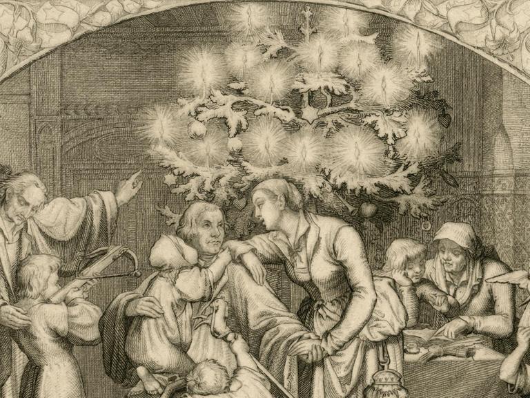 Eine idealisierte Zeichnung zeigt Luther im Kreise seiner Familie vor einem großen Weihnachtsbaum voller Kerzen.