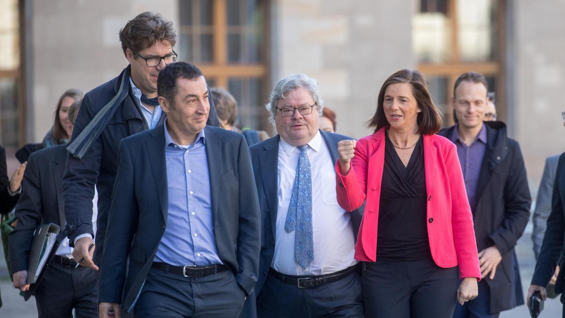 Die Grünen, angeführt von (r-l) Katrin Göring-Eckardt, Fraktionsvorsitzende der Grünen im Bundestag, Reinhard Bütikofer, Vorsitzende der Europäischen Grünen Partei, Cem Özdemir, Bundesvorsitzender von Bündnis 90/Die Grünen und Michael Kellner, Bundesgeschäftsführer von Bündnis 90.