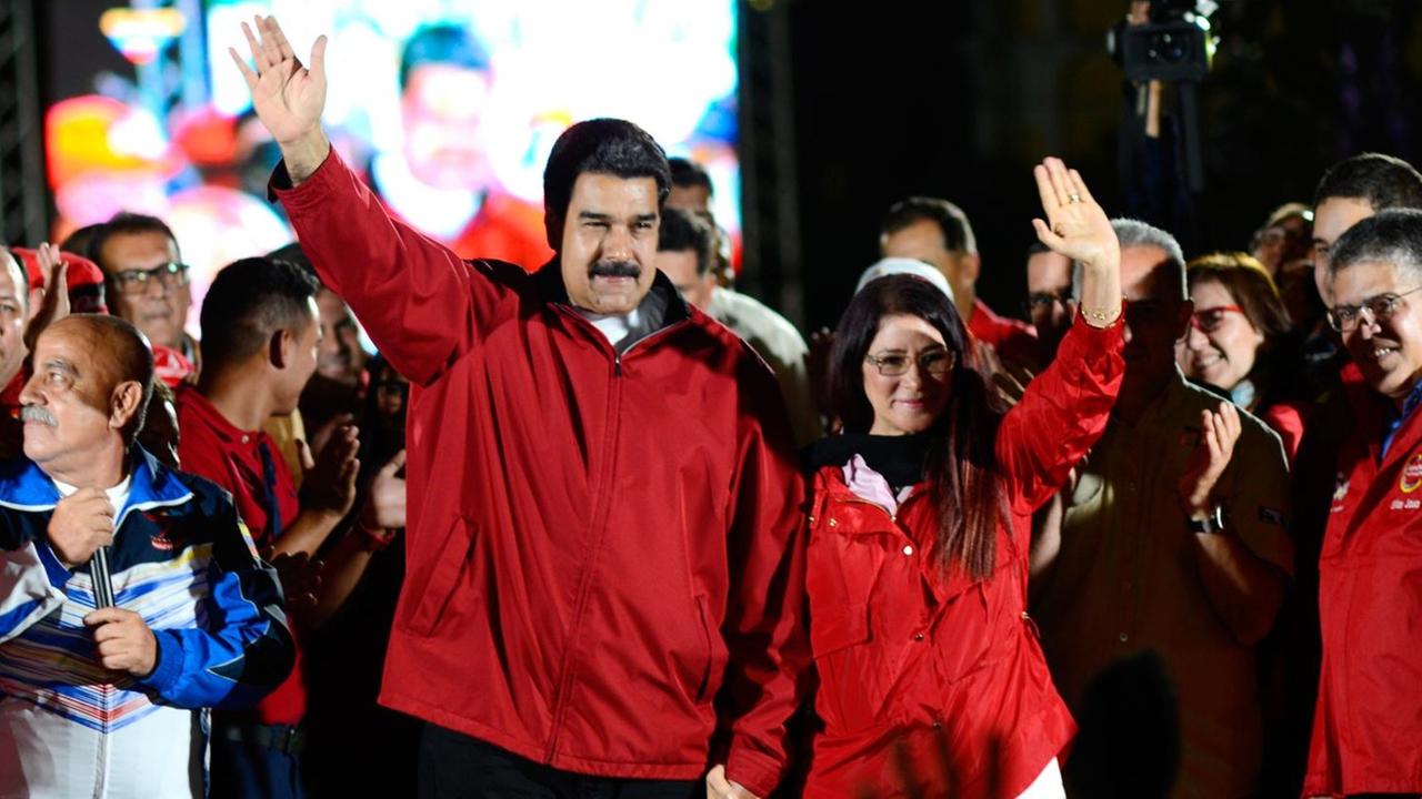 Präsident Nicolás Maduro und seine Frau Cilia Flores nach der Bekanntgabe erster Ergebnisse