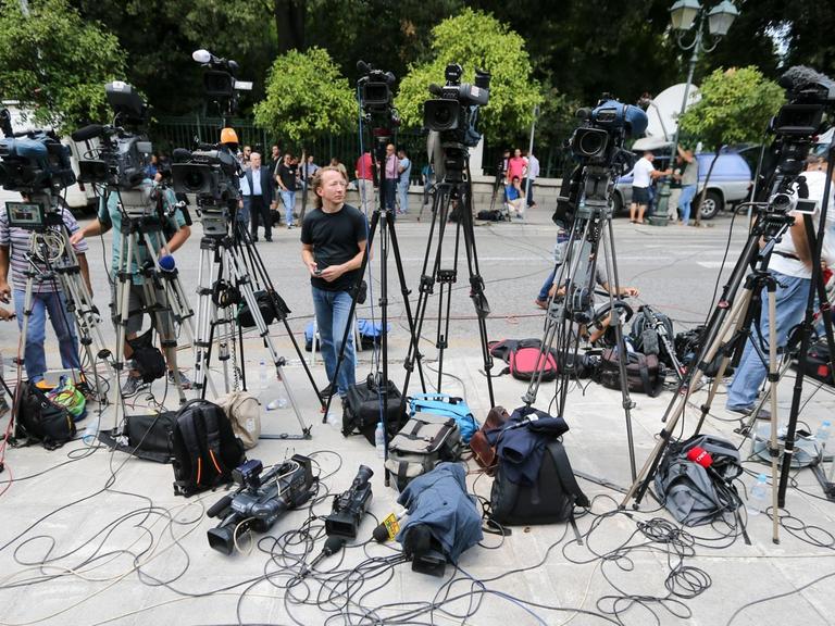 Journalisten warten auf ein Statement des griechischen Ministerpräsidenten Alexis Tsipras.