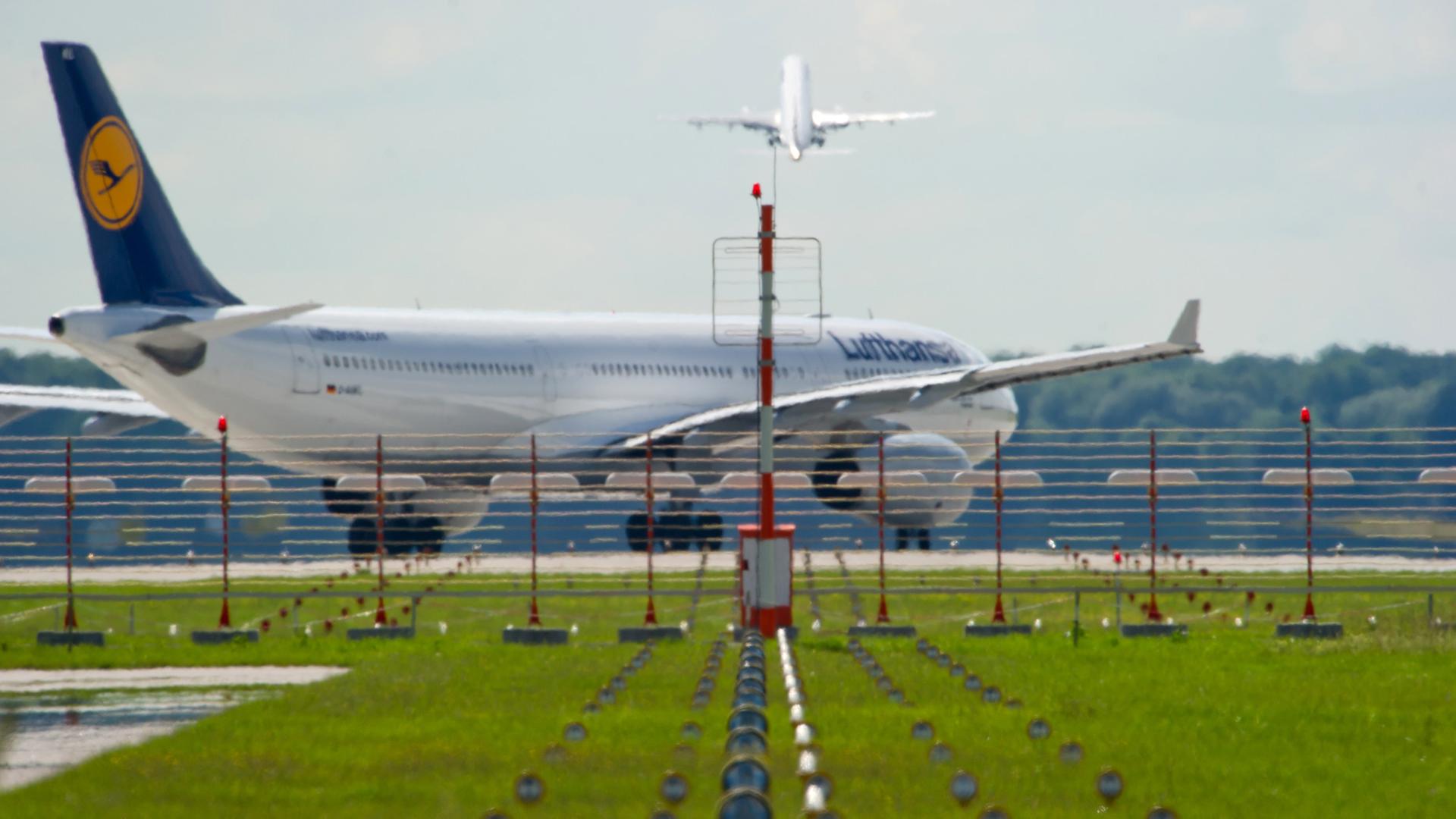 Ein Flugzeug von Lufthansa rollt zum Start auf die Startbahn am Flughafen in München.