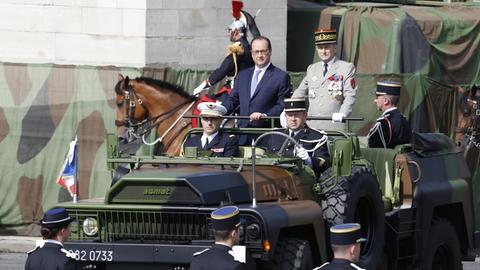 Frankreichs Präsident Hollande bei der traditionellen Militärparade auf der Pariser Avenue des Champs-Élysées.