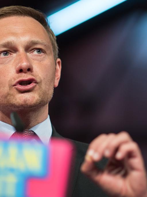 Der FDP-Bundesvorsitzende Christian Lindner bei seiner Parteitagsrede am 16.05.2015 in Berlin.