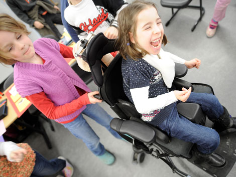 Eine Grundschule praktiziert das Lernen von behinderten und nichtbehinderten Kinder.