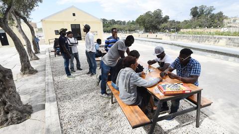 Flüchlinge vertreiben sich am 30.04.2015 auf dem Gelände eines offenen Flüchtlingszentrums in Marsa (Malta) die Zeit.
