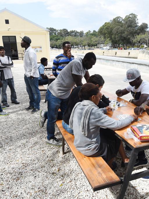 Flüchlinge vertreiben sich am 30.04.2015 auf dem Gelände eines offenen Flüchtlingszentrums in Marsa (Malta) die Zeit.