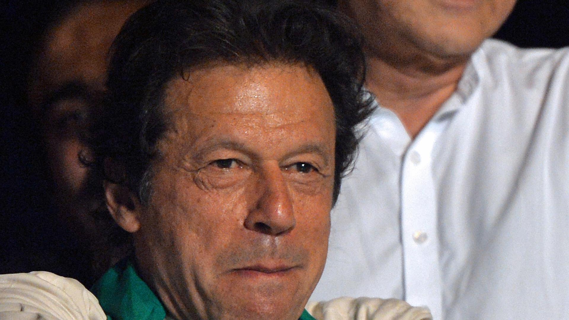 Imran Khan angeführt inmitten von Menschen.