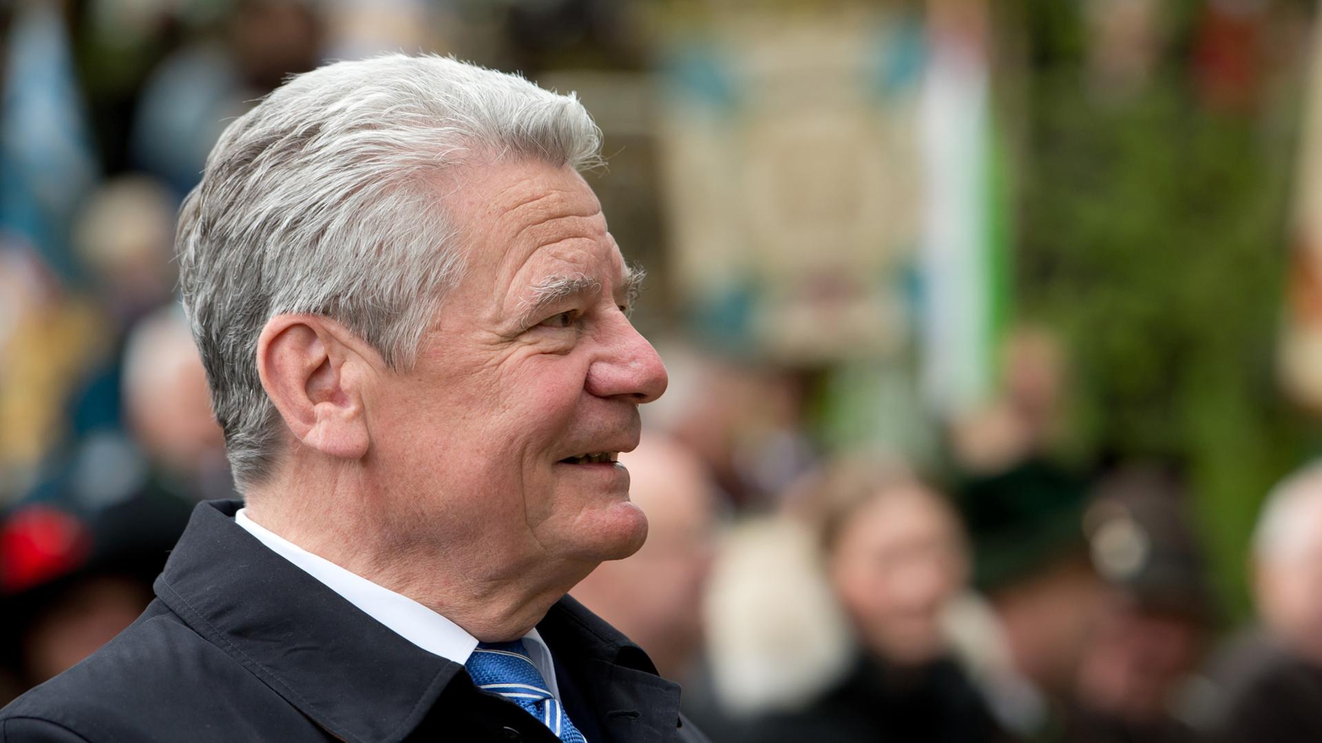 Bundespräsident Joachim Gauck kommt am Patronatstag der bayerischen Gebirgsschützen am 04.05.2014 in Miesbach (Bayern) zum Festumzug.