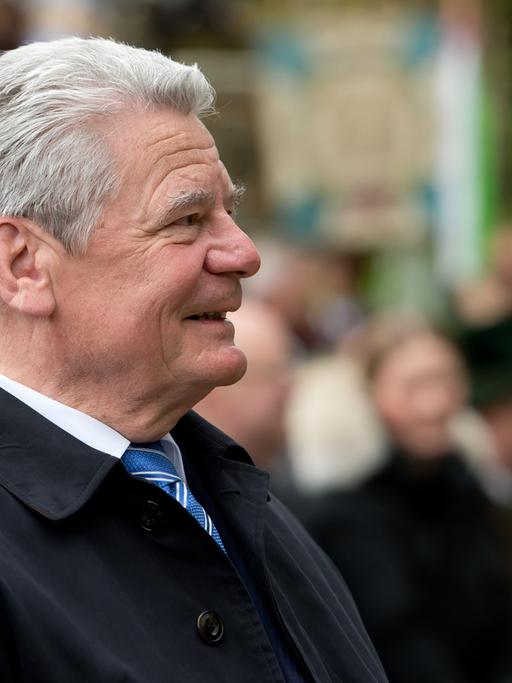 Bundespräsident Joachim Gauck kommt am Patronatstag der bayerischen Gebirgsschützen am 04.05.2014 in Miesbach (Bayern) zum Festumzug.