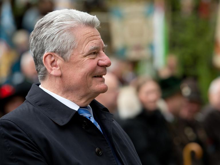Bundespräsident Joachim Gauck kommt am Patronatstag der bayerischen Gebirgsschützen am 04.05.2014 in Miesbach (Bayern) zum Festumzug.