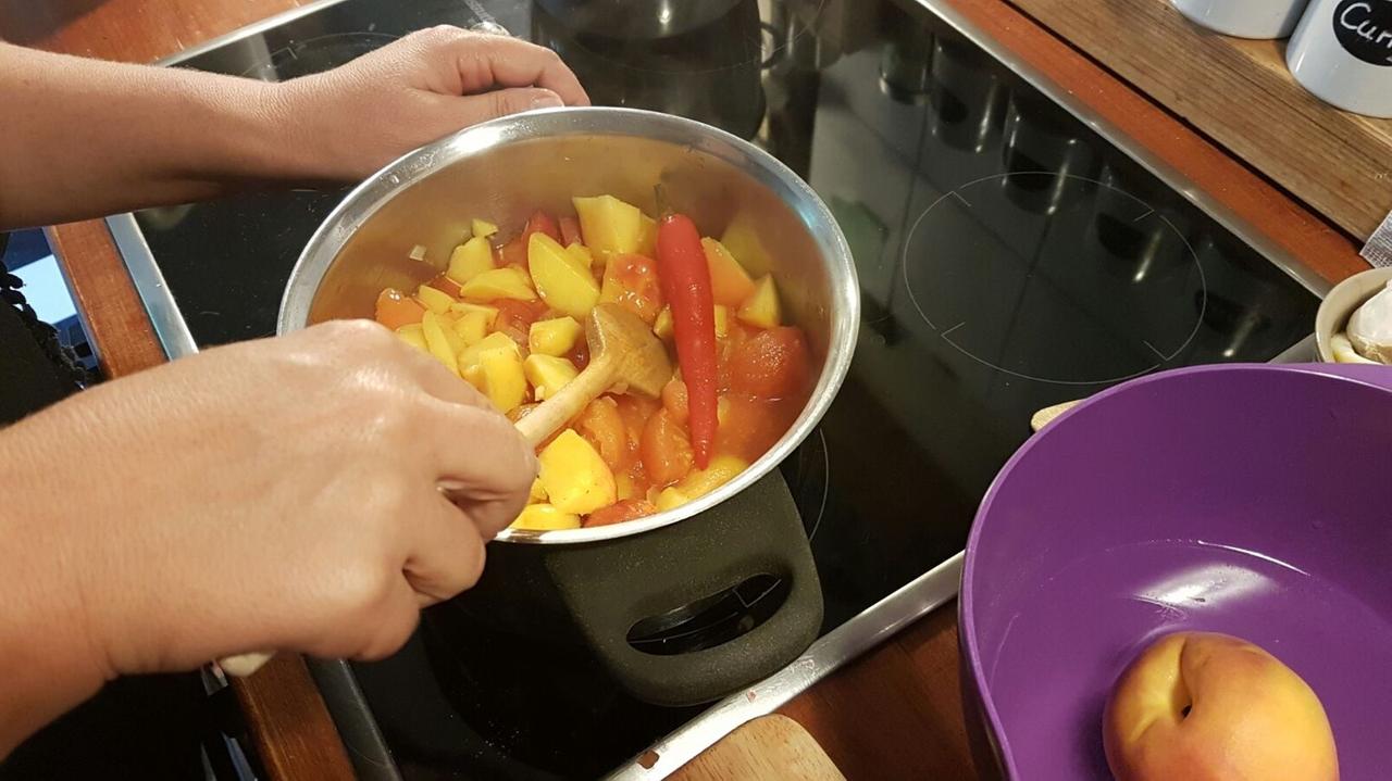 Vorbereitung der kalten Tomaten-Pfirsich-Suppe im Feinschmeckersalon in einem Topf.