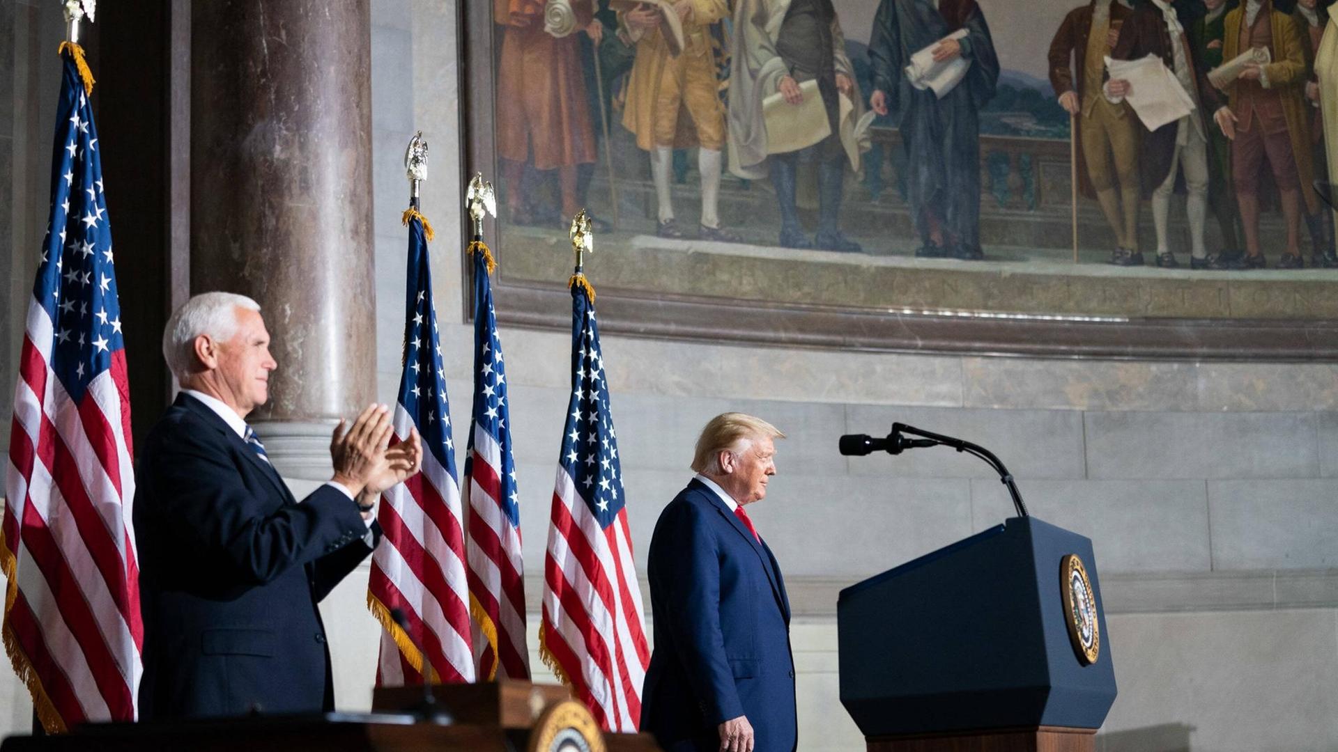 Donald Trump nach seiner Rede im National Archives Museum in Washington, D.C. Sein Vize Mike Pence applaudiert