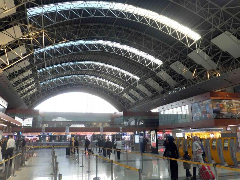 Innenansicht des Istanbuler Flughafens Sabiha Gökcen im asiatischen Teil der Stadt vom 27.10.2011