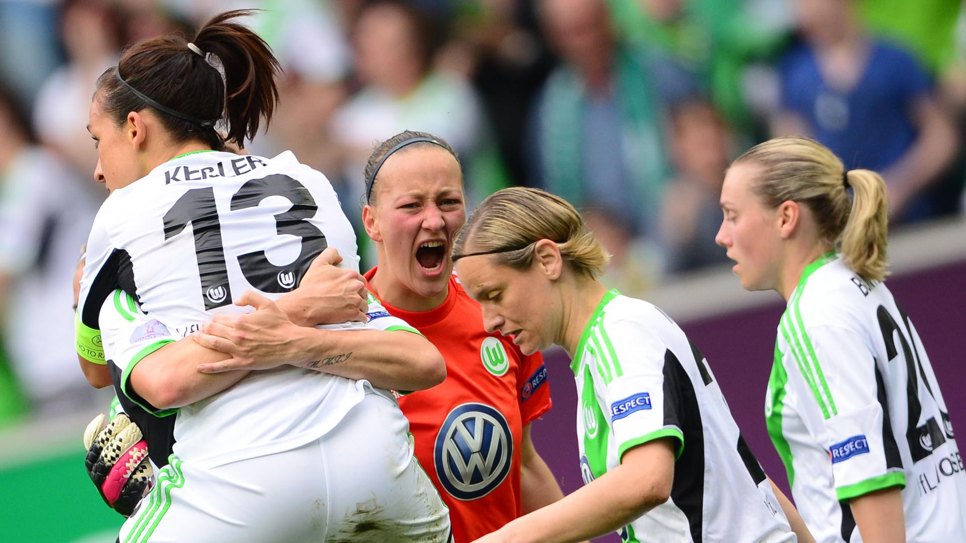 Fußball Champions League Frauen Halbfinale VfL Wolfsburg - 1. FFC Turbine Potsdam am 27.04.2014 in der Volkswagen-Arena in Wolfsburg (Niedersachsen). Wolfsburgs Nadine Kessler (2.v.l) bejubelt ihren Treffer zum 1:1 gegen die 1. FFC Turbine Potsdam im Arm Fußball Champions League Frauen Halbfinale VfL Wolfsburg - 1. FFC Turbine Potsdam am 27.04.2014 in der Volkswagen-Arena in Wolfsburg (Niedersachsen). Wolfsburgs Nadine Kessler (2.v.l) bejubelt ihren Treffer zum 1:1 gegen die 1. FFC Turbine Potsdam im Arm