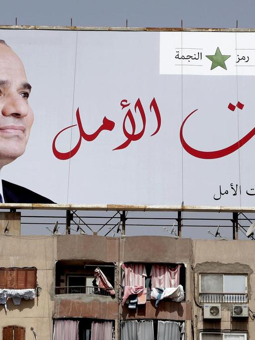 Ein Wahlplakat für den ägyptischen Präsidenten Abdel-Fattah el-Sisi in Kairo.