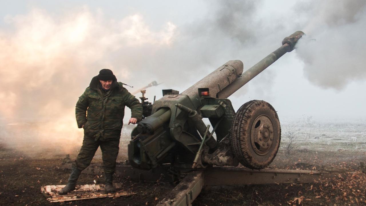 Militärisches Gerät in der Nähe von Debalzewo in der Ukraine
